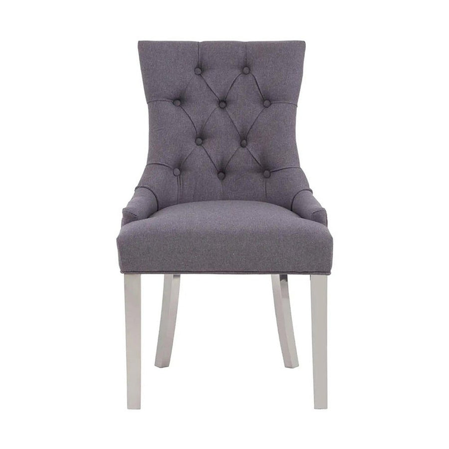 Ezüstszínű, rozsdamentes acéllábbakon álló, szürke színű poliészter vászonnal kárpitozott dizájn étkezőszék.