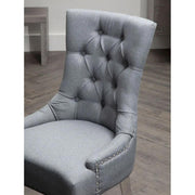 Ezüstszínű, rozsdamentes acéllábbakon álló, szürke színű poliészter vászonnal kárpitozott dizájn étkezőszék.