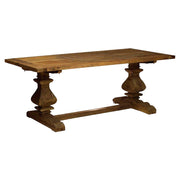 Ferdeszögből fotózott MONA fenyőfa étkezőasztal, kézzel faragott oszloplábbal