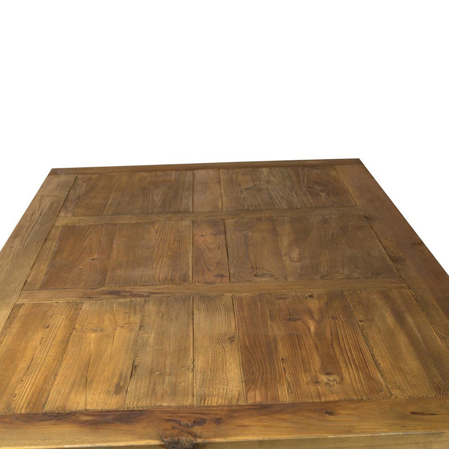 Közelkép az étkezőasztal lapjáról, jól látható fenyőfa mintázattal és táblás szerkezettel