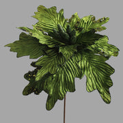 Zöld színű bársonyból készült dekoratív mű mikulásvirág.