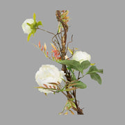 Krémszínű bazsarózsákból készült girland műnövény.