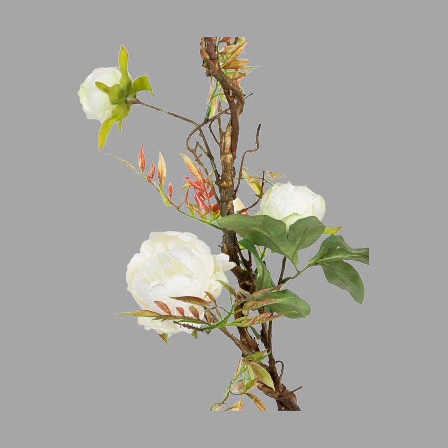 Krémszínű bazsarózsákból készült girland műnövény.