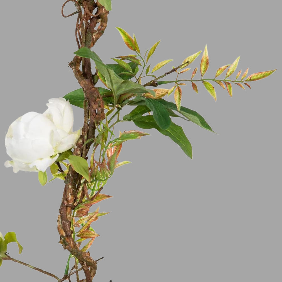 Krémszínű bazsarózsákból készült girland műnövény.