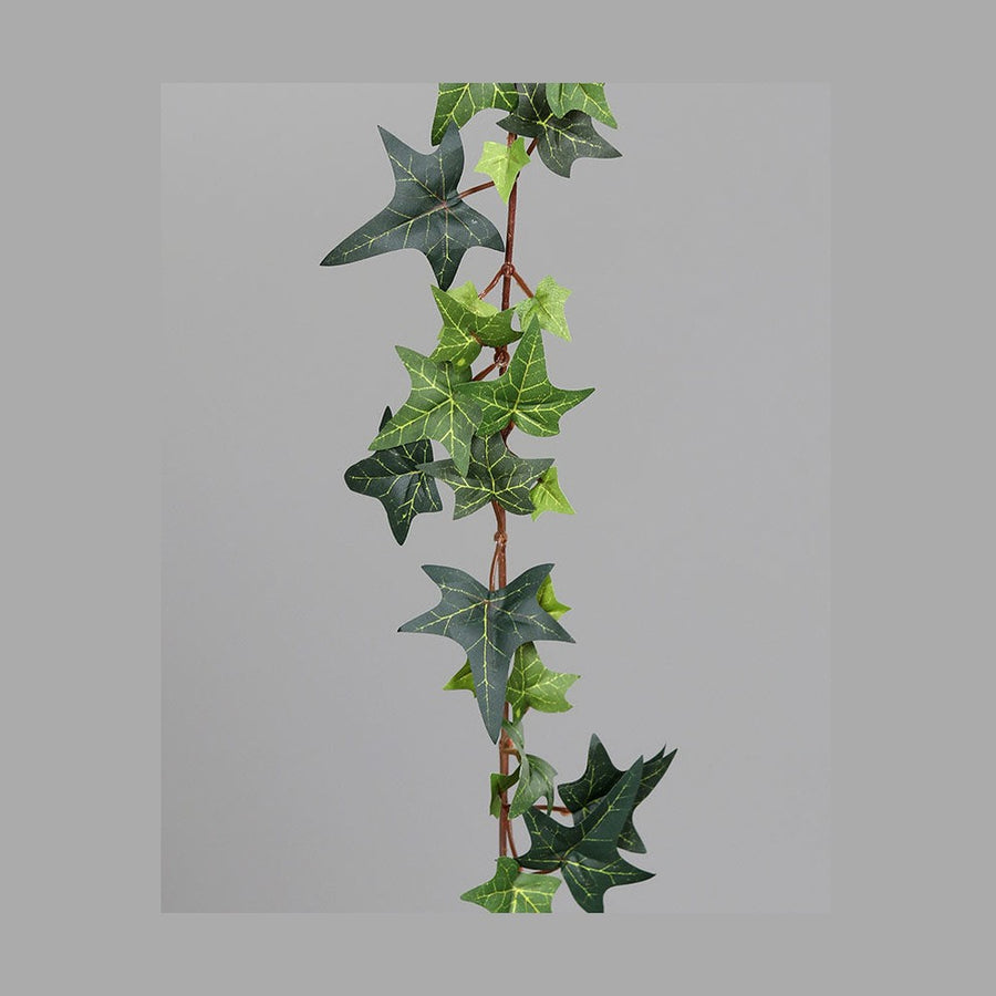 Hegyes levelű borostyán girland műnövény.