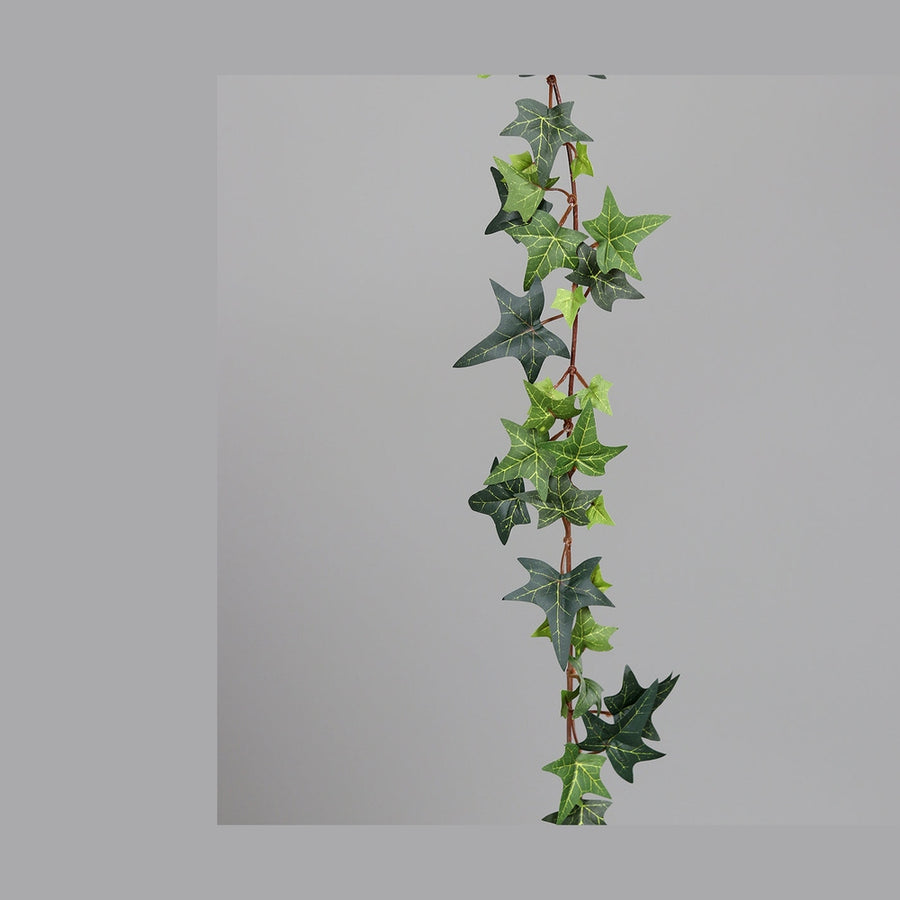 Hegyes levelű borostyán girland műnövény.