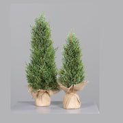 Dús kialakítású, mű dekor tujabokor, natúr színű jutazsákban.