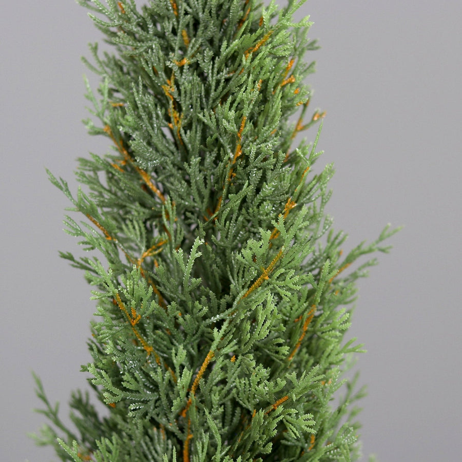 Dús kialakítású, mű dekor tujabokor, natúr színű jutazsákban.