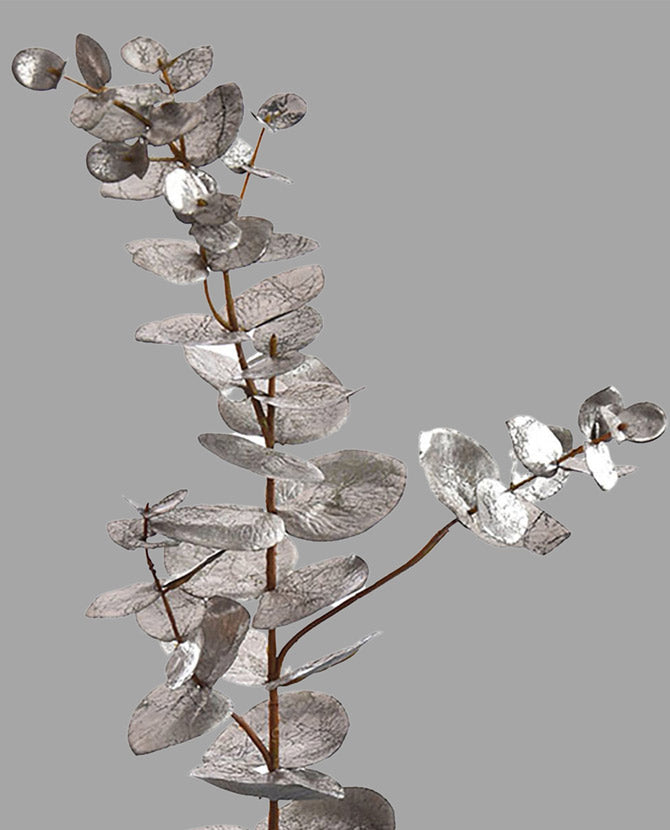Ezüstös színű levelekkel rendelkező, dekor eukaliptusz ág műnövény.