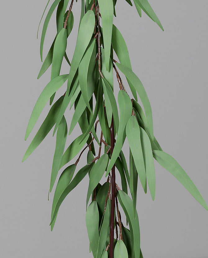 Zöld színű mű eukaliptusz girland.