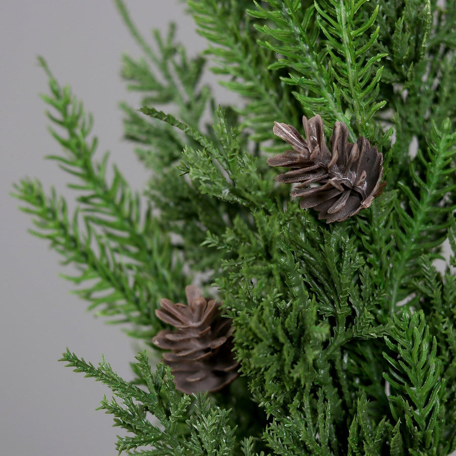 Tobozokkal díszített, zöld színű mű fenyő ág mix.