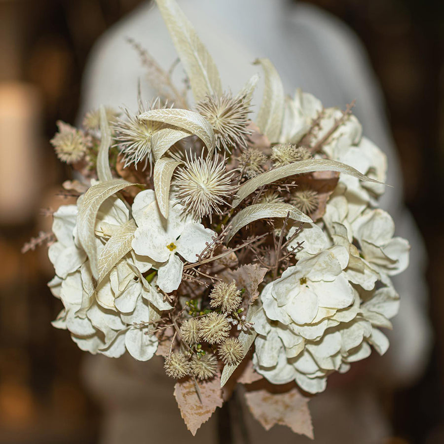 Vegyes összeállítású, krém színű mű hortenzia csokor.