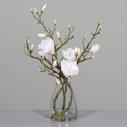 Krémszínű, mű magnólia kompozíció, modern formájú üvegvázában..