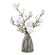 Krémszínű, mű magnólia kompozíció, modern formájú üvegvázában..