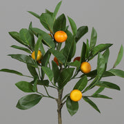 Fekete műanyag kaspóba helyezett, mandarinfa műnövény.