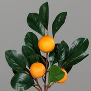 Fekete műanyag kaspóba helyezett, narancsfa műnövény.