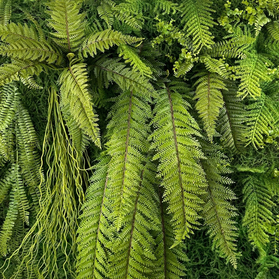 Mű páfrányokból és mesterséges mohából készült, növényfal panel.