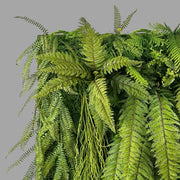 Mű páfrányokból és mesterséges mohából készült, növényfal panel.