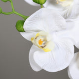 Krémszínű mű orchidea, aranyszínű fém kaspóban.