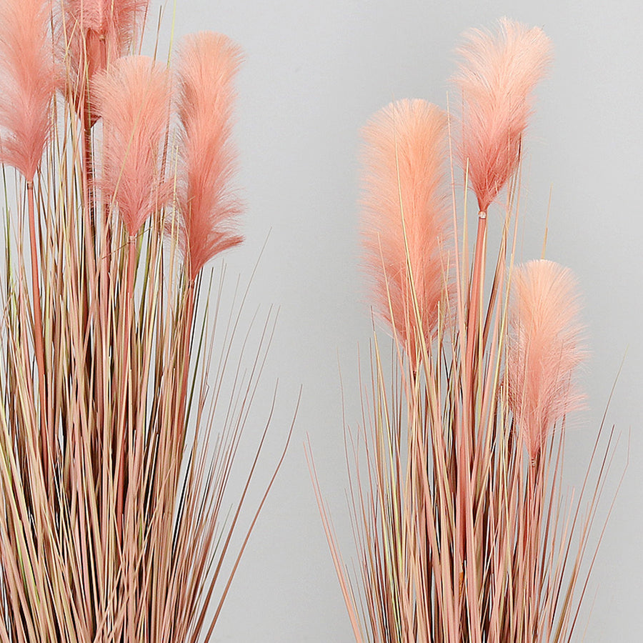 Barackszínű mű pampafű, fekete műanyag kaspóban.