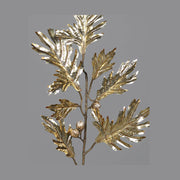 Fényes, aranyszínű levelekkel és termésekkel kialakított mű tölgyfa ág.