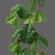 Makkokkal díszített, zöld színű, tölgyfaleveles girland műnövény.