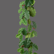 Makkokkal díszített, zöld színű, tölgyfaleveles girland műnövény.