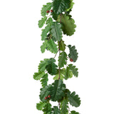 Makkokkal díszített, zöld színű, tölgyfaleveles girland műnövény.