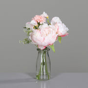 Rózsaszín színű, vegyes művirágokból készült virágcsokor, áttetsző üvegvázában..