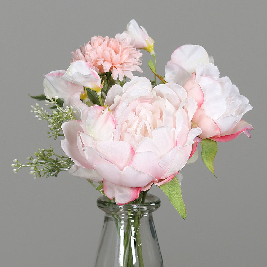 Rózsaszín színű, vegyes művirágokból készült virágcsokor, áttetsző üvegvázában..