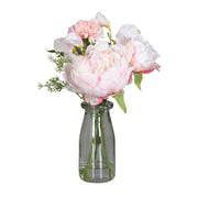 Rózsaszín színű, vegyes művirágokból készült virágcsokor, áttetsző üvegvázában..