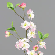 Virágzó mű cseresznyefa ág, halvány rózsaszín színű nyílt és bimbós virágokkal.