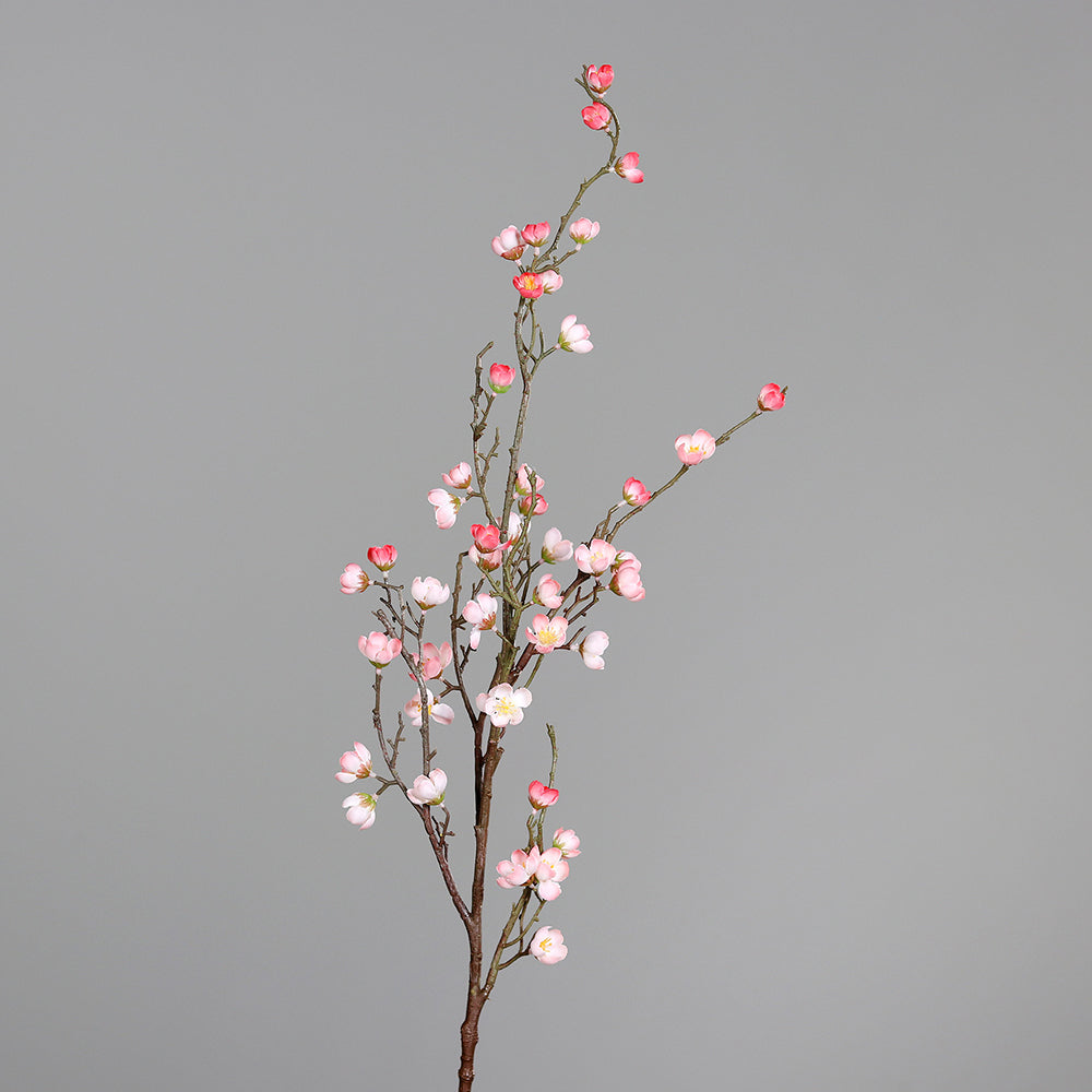 Virágzó mű cseresznyefa ág, rózsaszín színű nyílt és bimbós virágokkal.