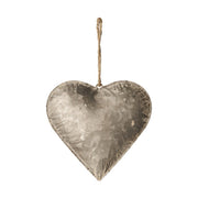 Nagyméretű, függeszthető bádog szív dekoráció.