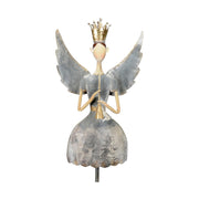 Koronát viselő fém angyal figura harsonával a kezében.