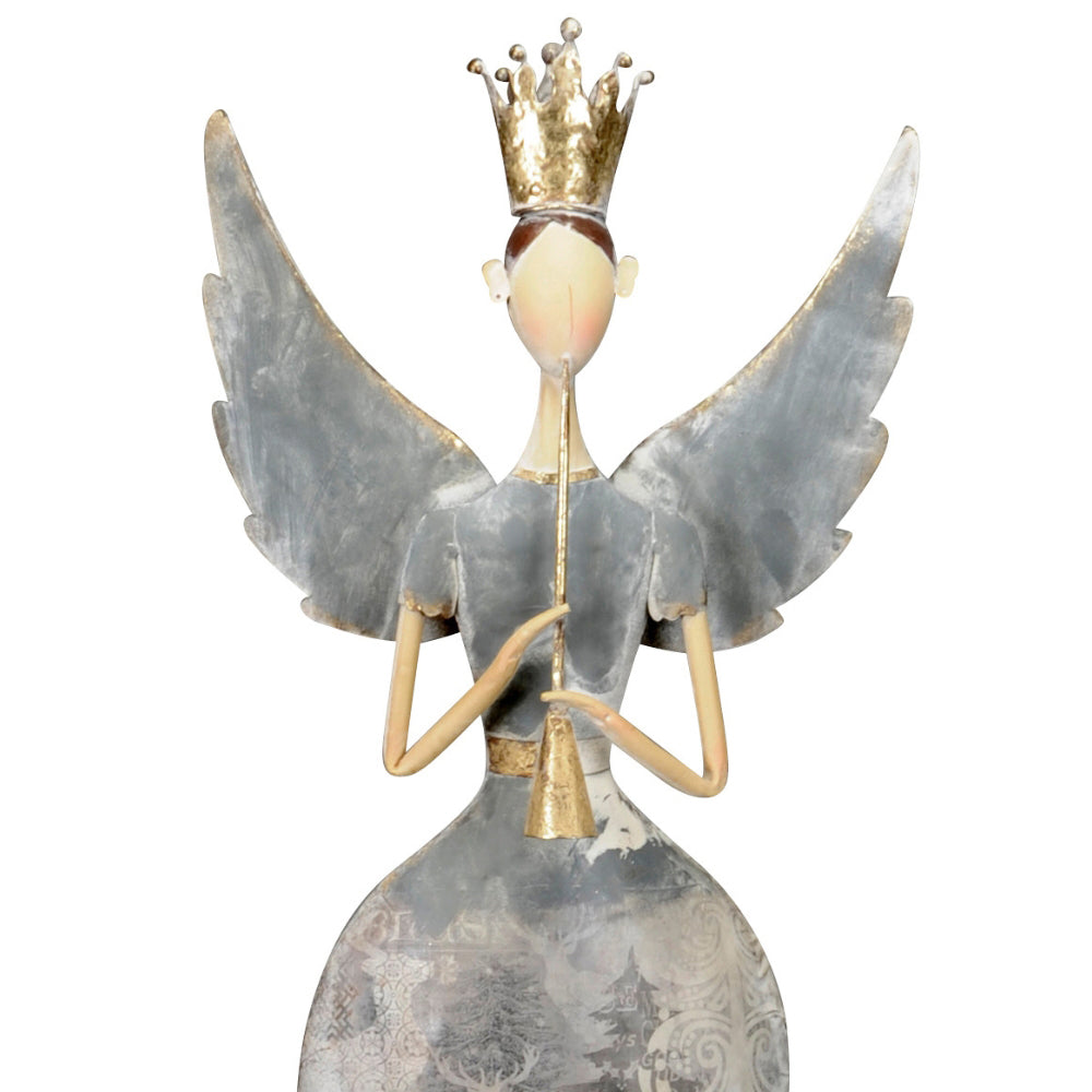 Koronát viselő fém angyal figura harsonával a kezében.