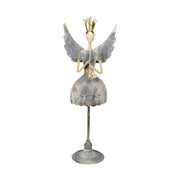 Koronát viselő fém angyal figura harsonával a kezében.