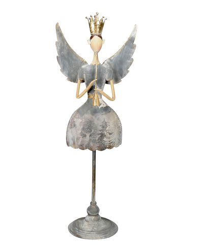 Koronát viselő fém angyal figura harsonával a kezében.