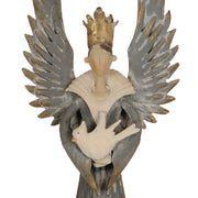 Koronát viselő fém angyal figura madárral a kezében.