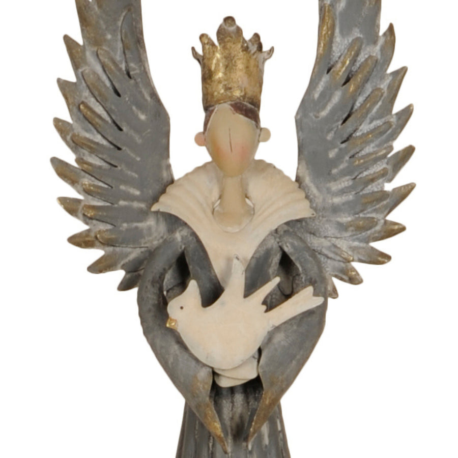 Koronát viselő fém angyal figura madárral a kezében.