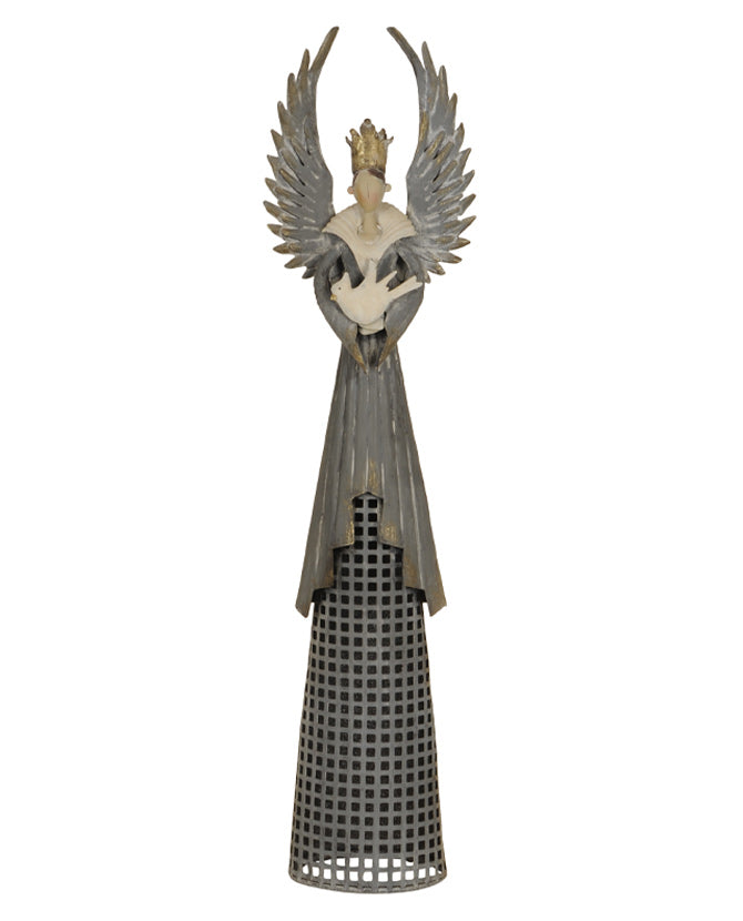 Koronát viselő fém angyal figura madárral a kezében.