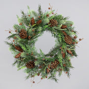 Élethű, zöld színű, mű fenyő koszorú tobozokkal.