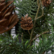 Élethű, zöld színű, mű fenyő koszorú tobozokkal.