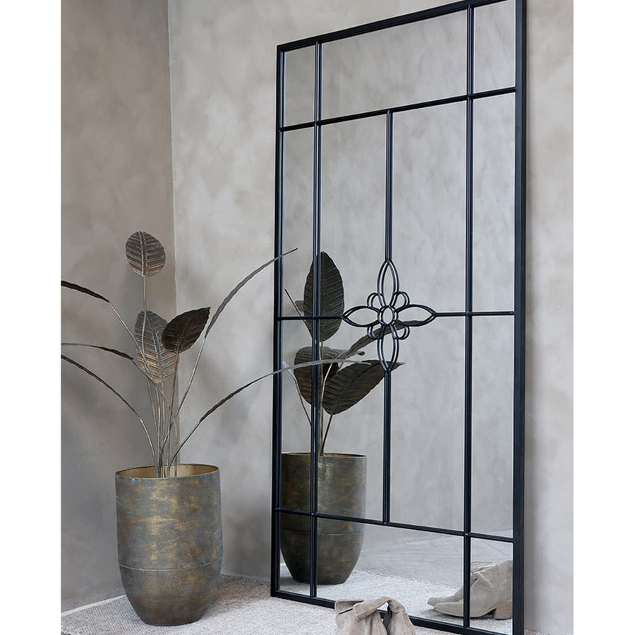 Fekete színű, nagyméretű, fémből készült, loft stílusú falitükör.