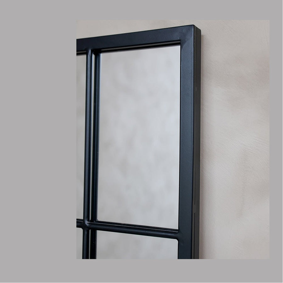 Fekete színű, nagyméretű, fémből készült, loft stílusú falitükör.