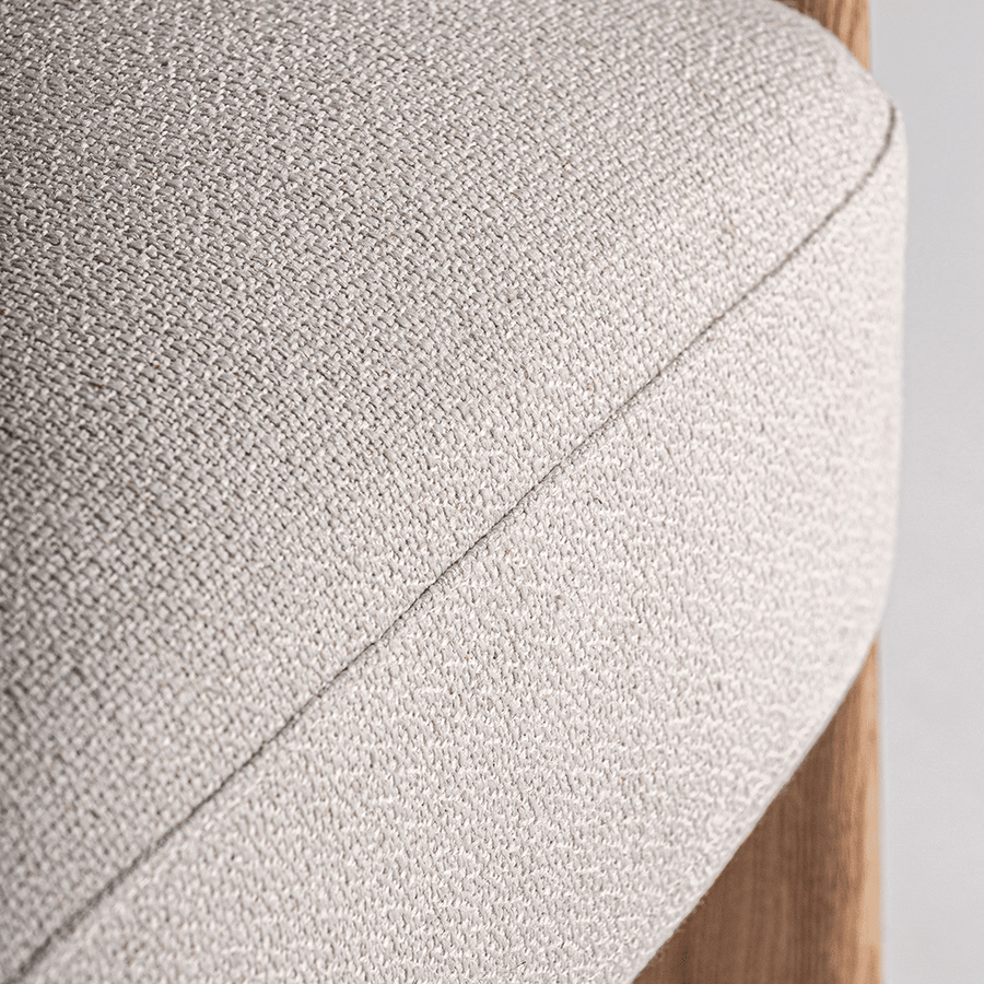 Bézs színű design fotel.