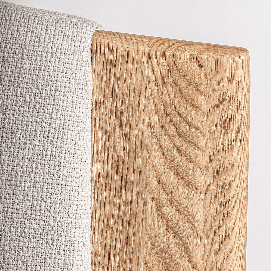 Bézs színű design fotel.