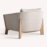 Bézs színű, tölgyfa lábakkal kialakított design fotel.