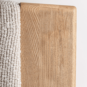 Bézs színű, tölgyfa lábakkal kialakított design fotel.