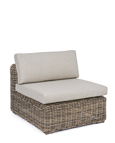 Barna színű műrattanból készült kerti fotel, levehető bézs színű ülő és hátpárnával.